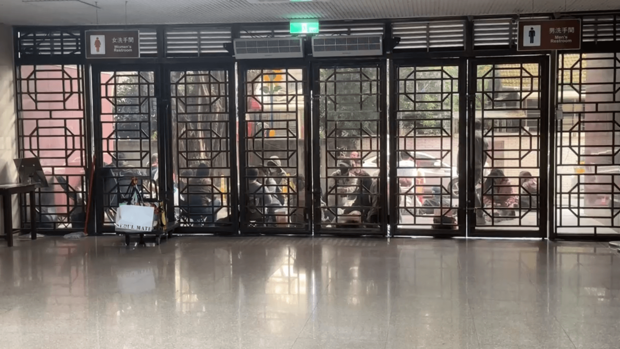 柯文哲支持者在北院側門外夜排旁聽證。