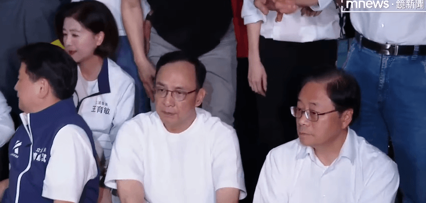 國民黨3巨頭現身北檢現場坐地抗議。