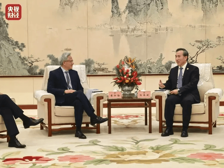 黃仁勳（左）的西裝造型成為焦點之一。（翻攝自微博）