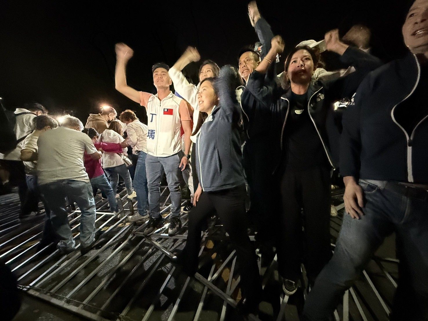 曬拒馬照向劉世芳「自首」　鍾沛君搶著被法辦：我就是首惡