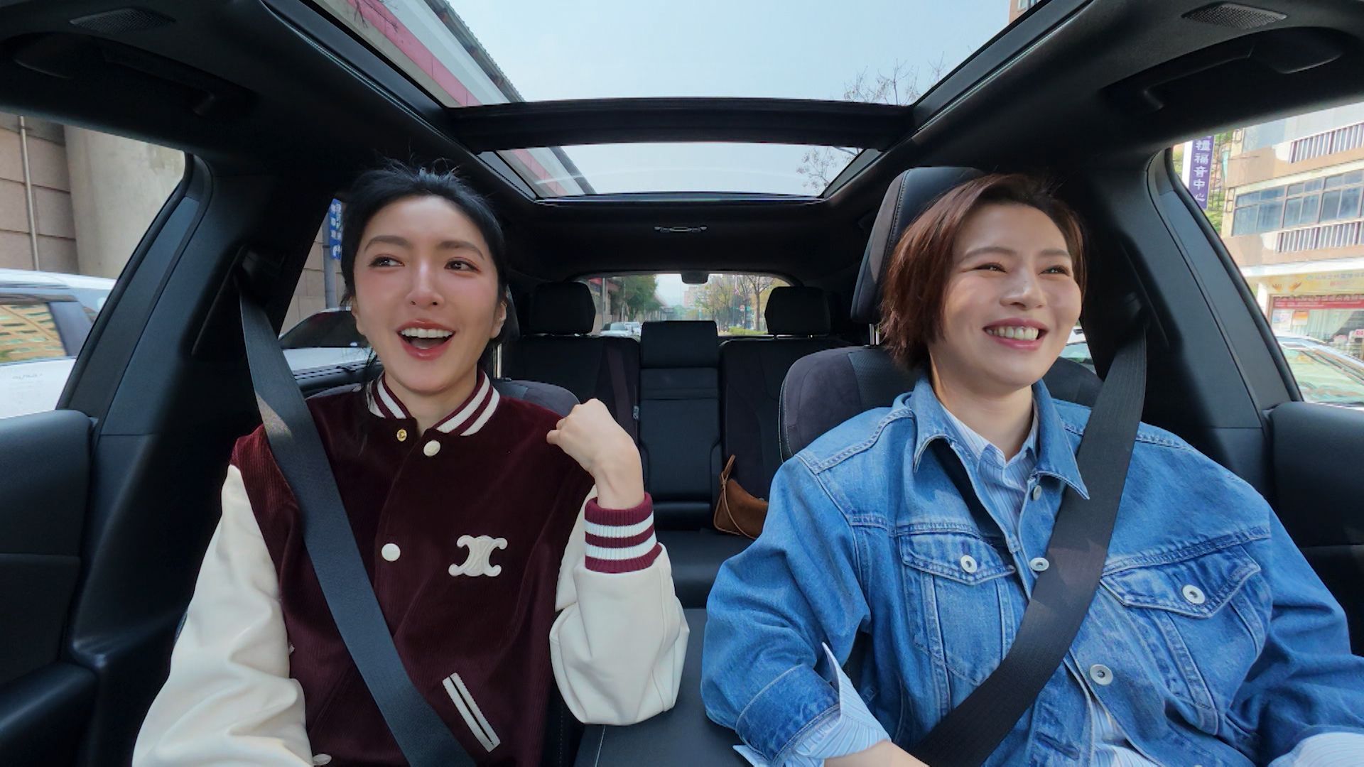 楊謹華(左)跟劉品言聊到不想下車。