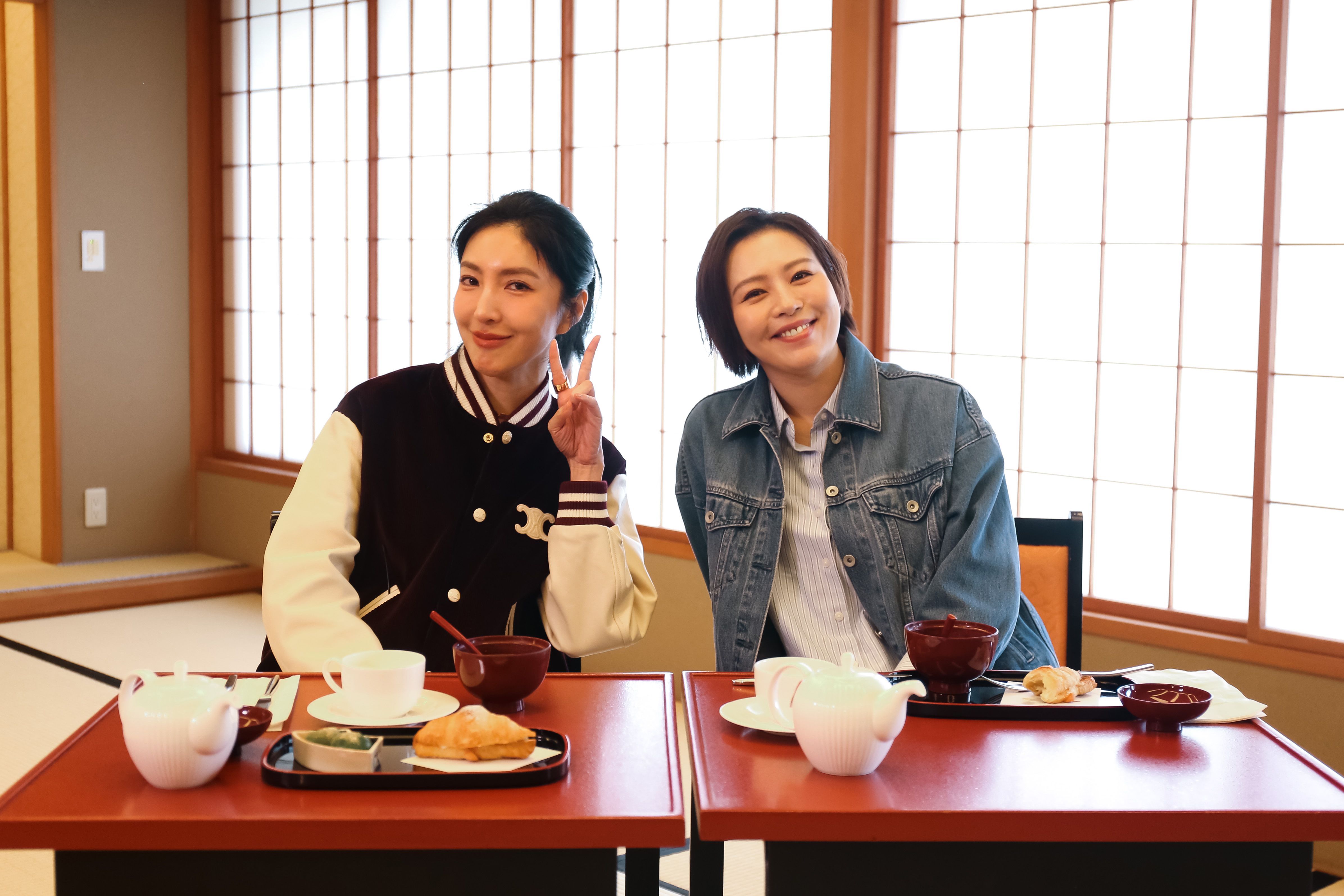 劉品言(右)帶著楊謹華重回《影后》拍攝場景的溫泉飯店。