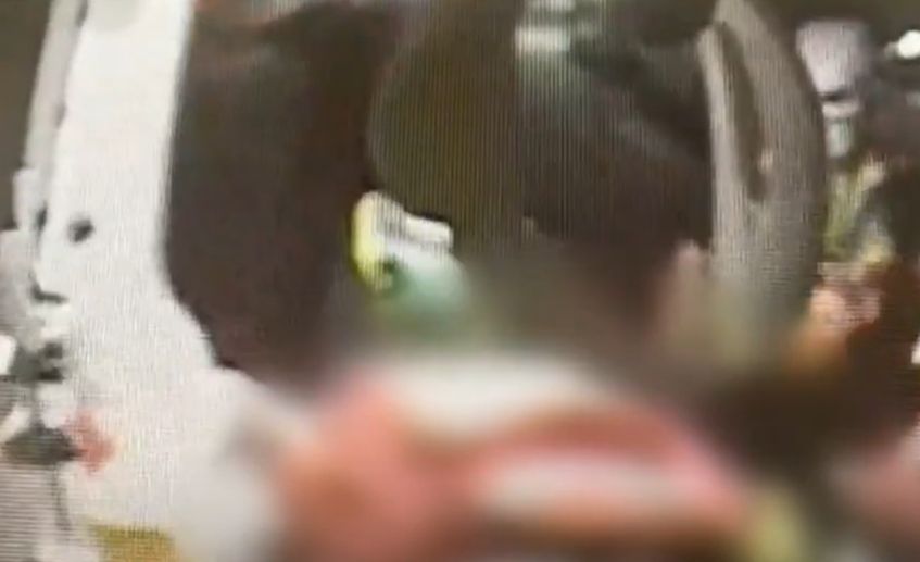 疑遭劈腿！男雙刀挾持女友　警連開2槍擊斃