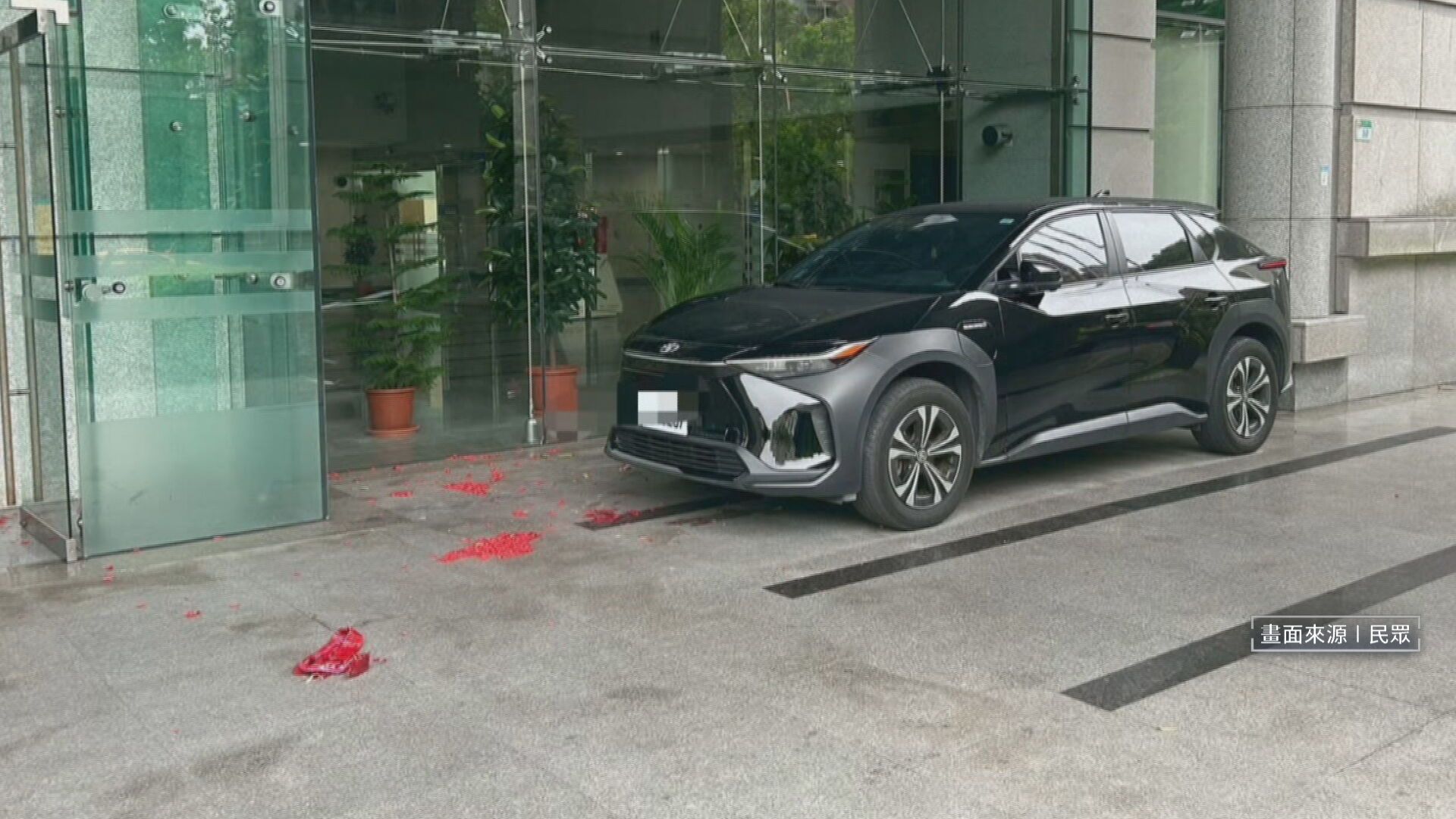 交通部大門遭炮襲！涉案女搭計程車開溜　警鎖定身份追動機