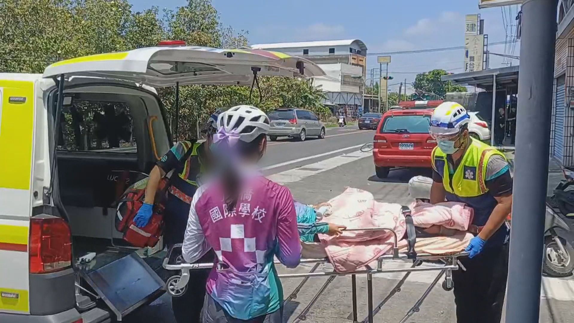 救護人員趕抵現場後，緊急將學生送醫。（資料畫面）