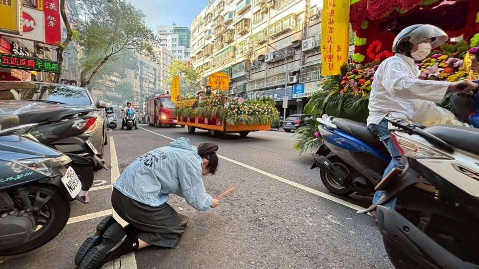 從「見佛殺佛」到跪地拜媽祖　曹興誠酸徐巧芯：抱佛腳也沒用