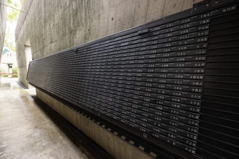 人權紀念碑除了錄名、空間增加、石塊固定改善之外，還增設紀念碑查詢系統。(文化部提供)