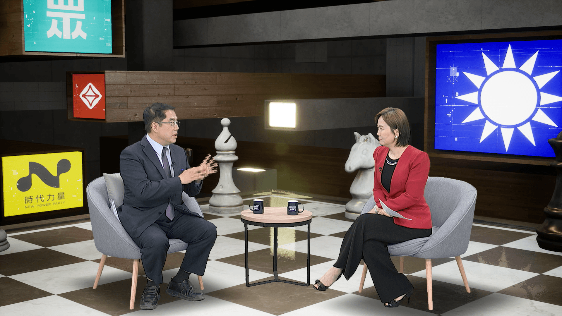 黃偉哲（左）接受《大咖鏡來講》主持人平秀琳專訪。（鏡新聞）