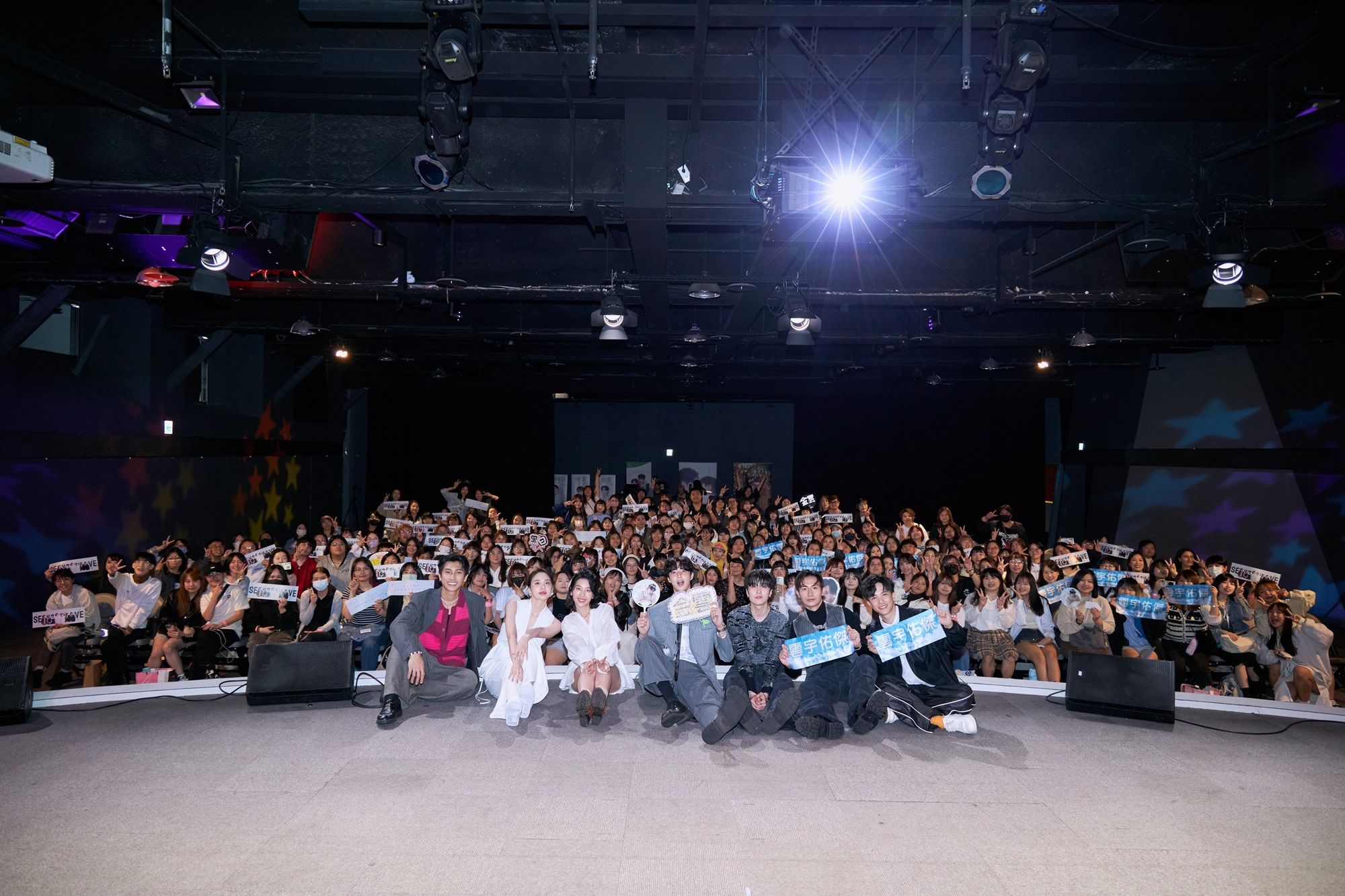 《看見愛》見面會台北站，陳柏文（左起）、艾雨帆、李悠、金雲、林宇、林家佑、林詠傑全員到齊。（大鴻藝術提供）