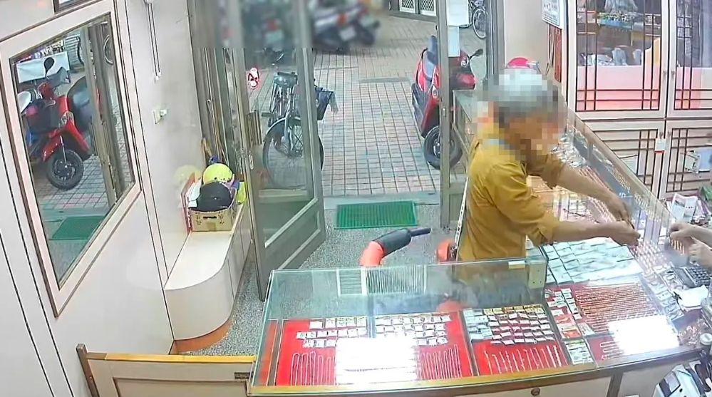 男缺錢搶金項鍊「手機忘櫃台」　警火速逮人還搜出毒品