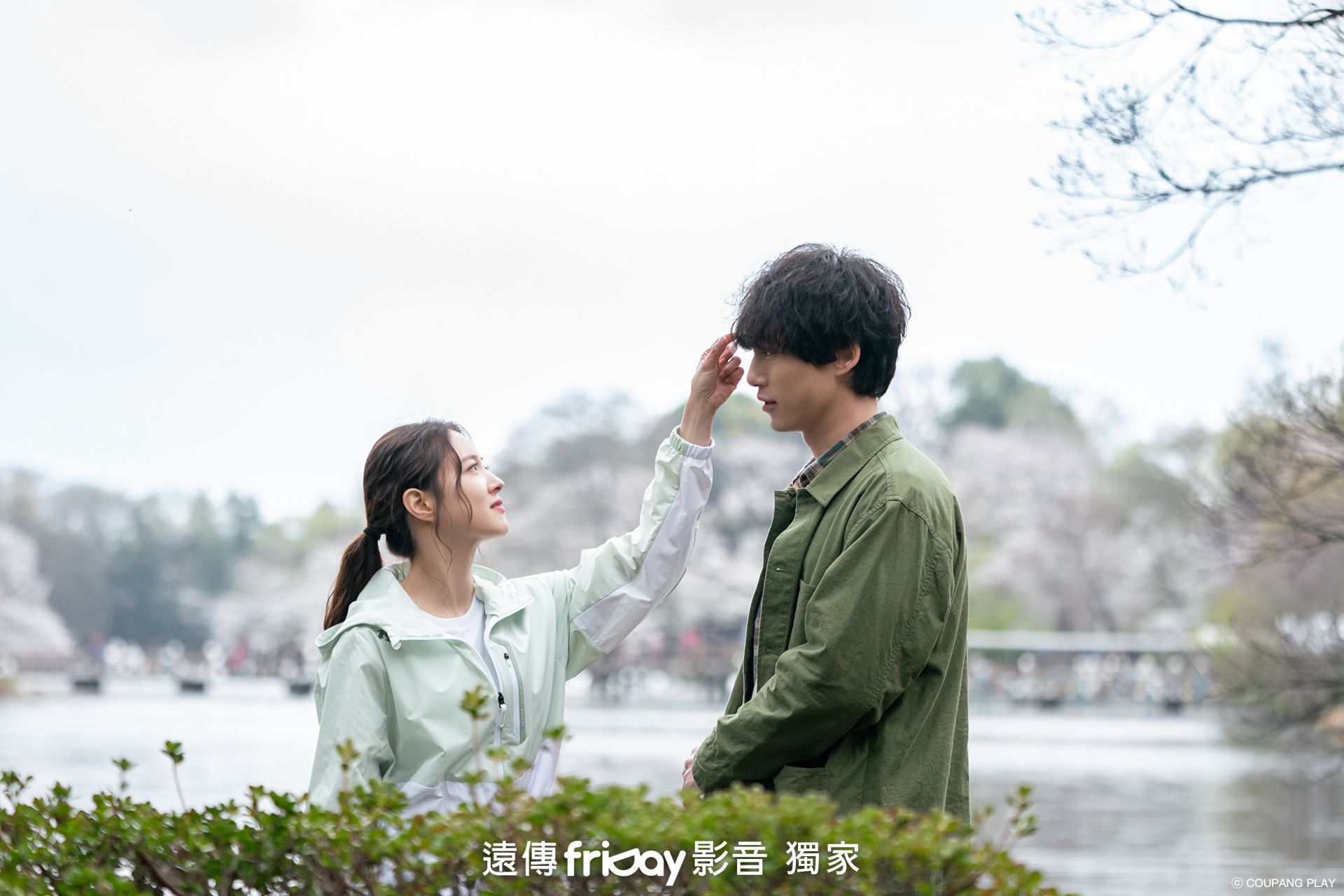 坂口健太郎和李世榮在《愛過之後來臨的》上演跨國虐心戀。（friday影音提供）