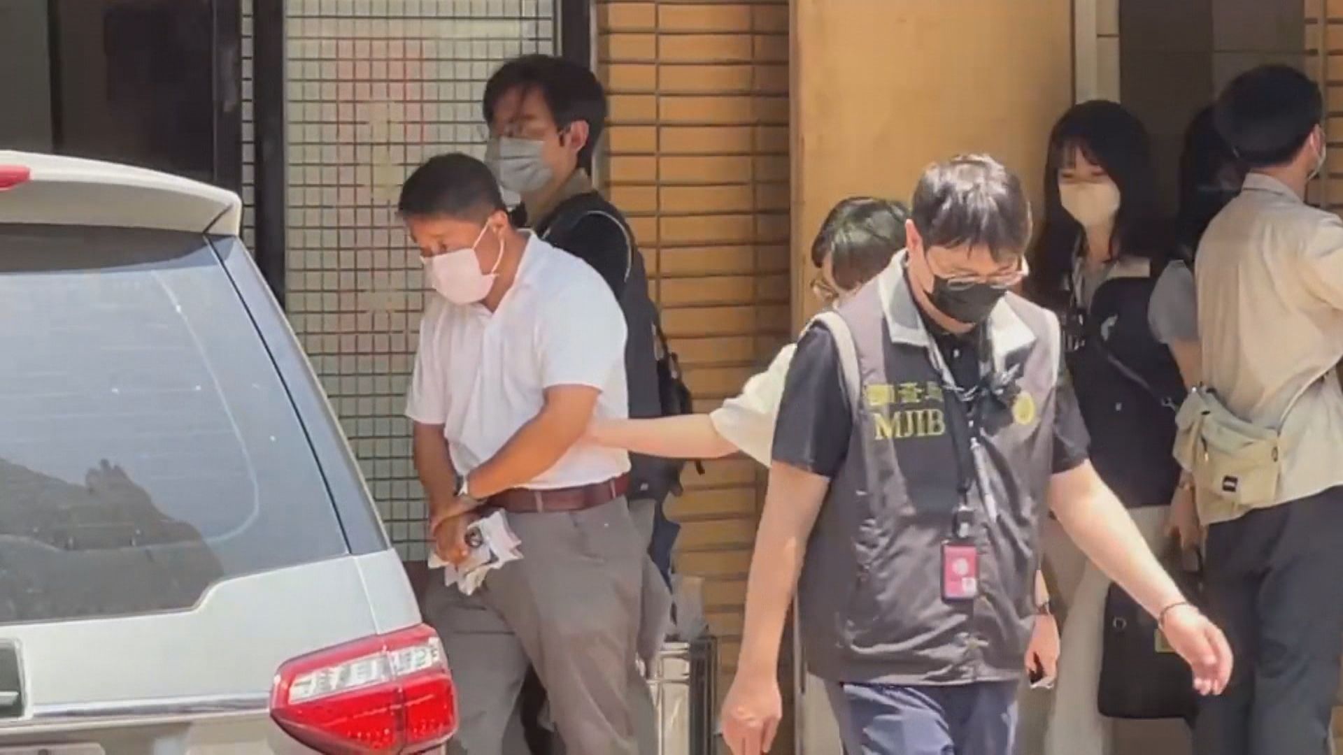 檢調搜查國民黨台中市黨部，一組總幹事伍康龍被帶回。（左一）