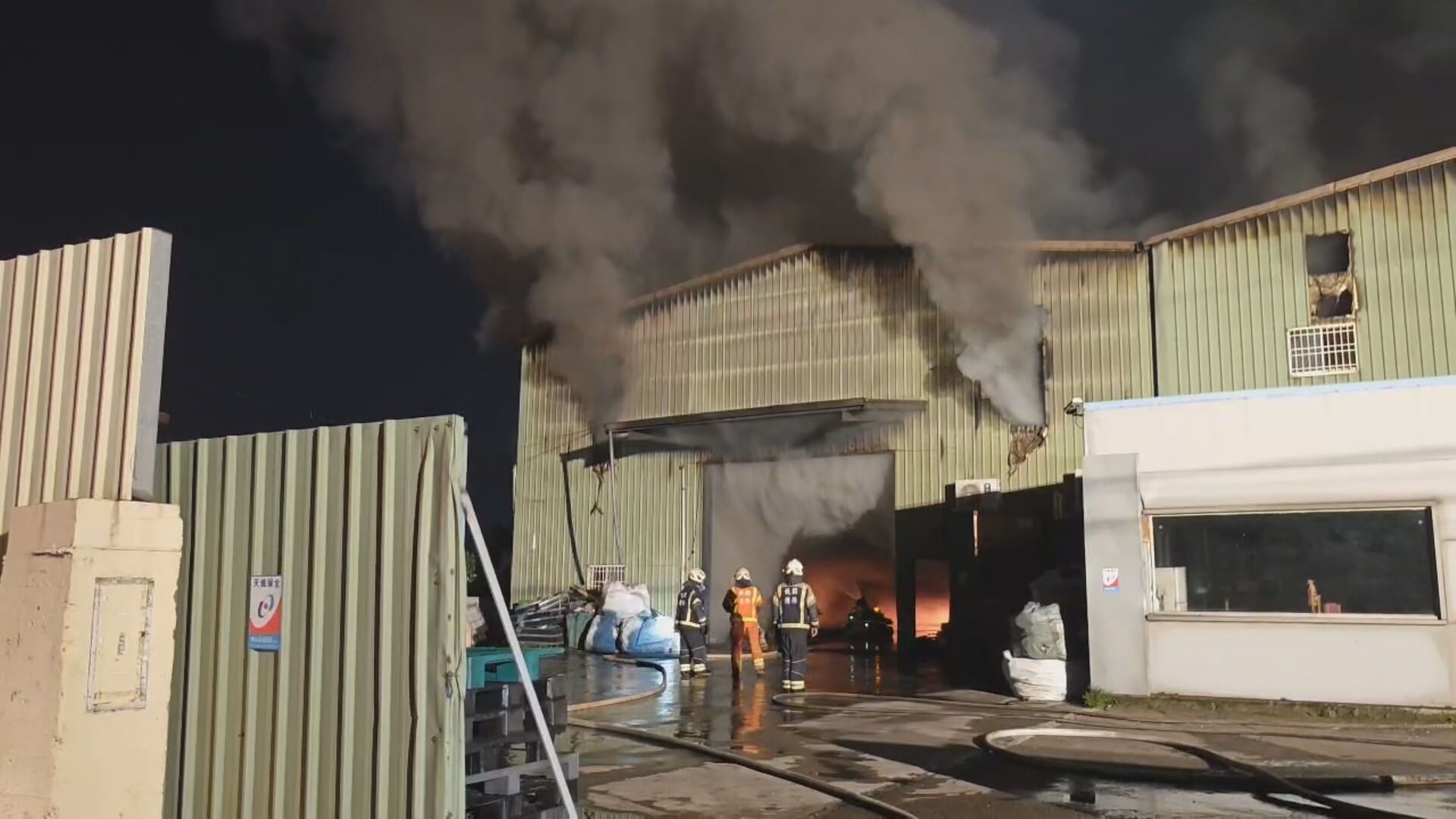 桃園資源回收廠暗夜竄火！　消防急出動60人搶救