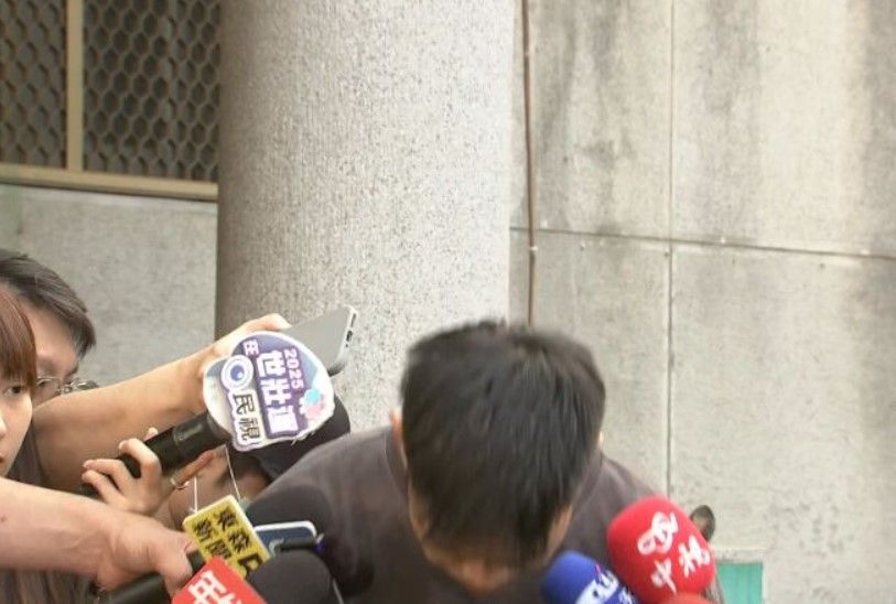 陳大天獲交保後受訪，三度鞠躬道歉。（鏡新聞）