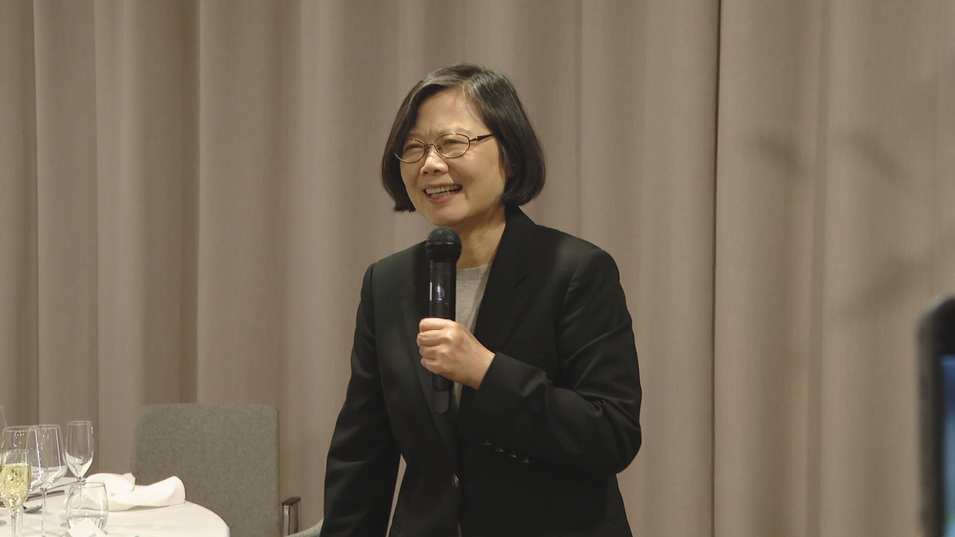 蔡英文催票罷免? 幕僚澄清舊片變造、杜奕瑾揭假粉專圈粉搞分化