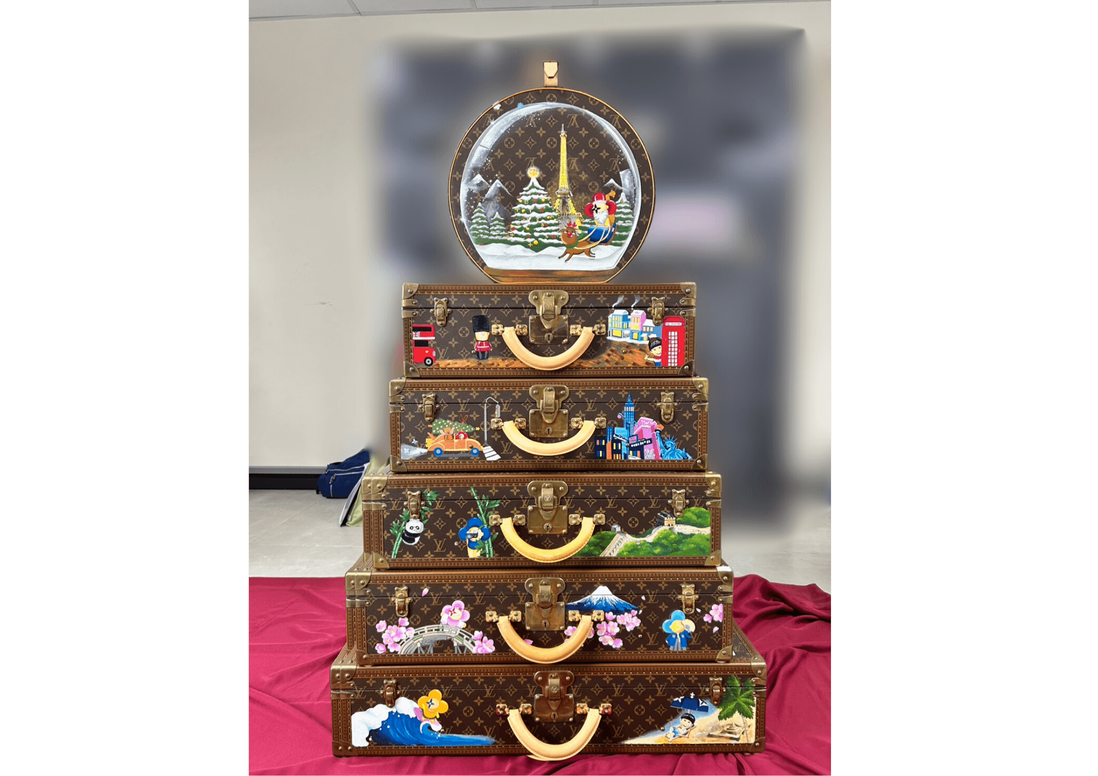 彩繪多國風格圖騰的 LV 硬箱塔。（士林分署提供）