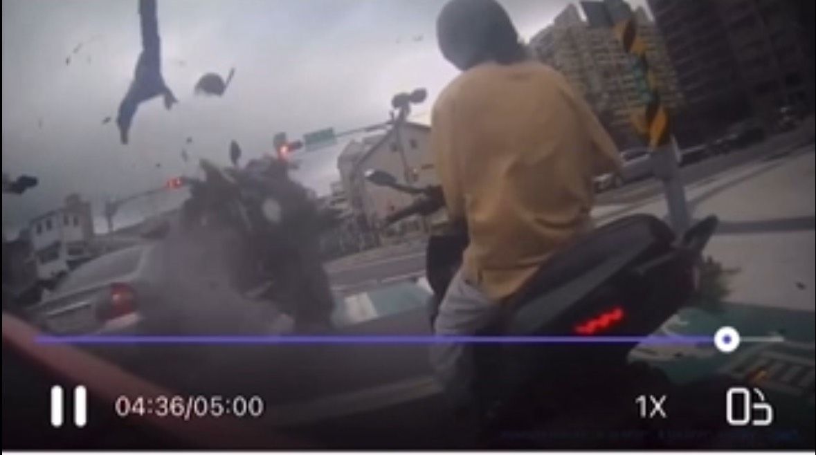 北大國小車禍畫面曝光！7旬翁闖紅燈撞飛騎士後又撞進下課人潮