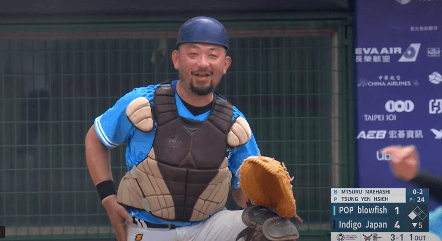 網路棒球節目「野球乾一杯」主持人阿強今擔任捕手，一改墨鏡造型也讓球評大喊不習慣。（2025雙北世壯運執委會提供）