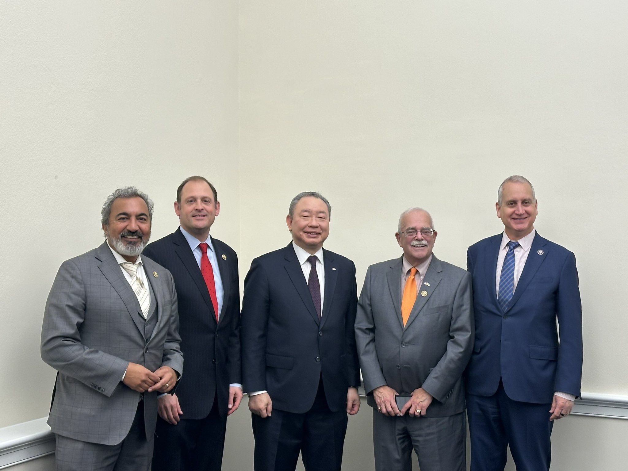 康諾里去年1月與「國會台灣連線」成員一同會晤並恭賀駐美大使俞大㵢（中）到任。（翻攝自康諾里X）