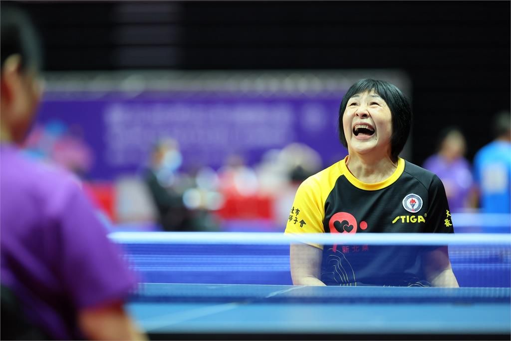 盧碧春與兒子相識而笑。（新北市政府提供）