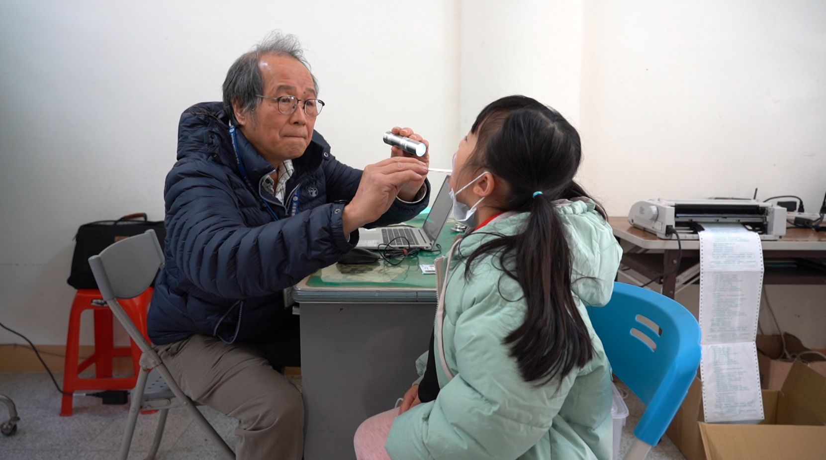 南投仁愛鄉的賴力行醫師，71歲罹癌仍每週上山巡診。