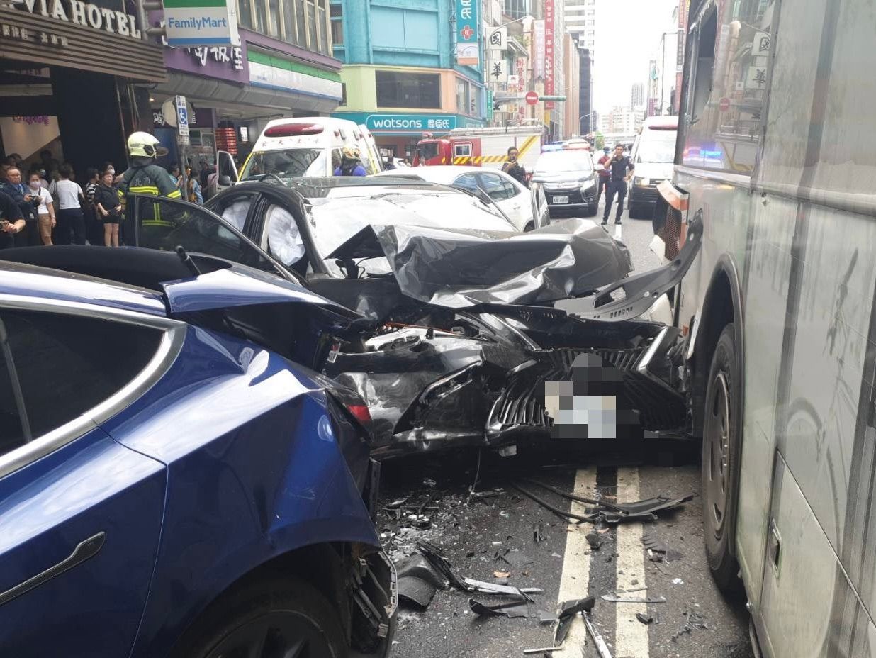 重慶南一段、衡陽路口發生車禍，事發現場一片狼藉。（翻攝畫面）