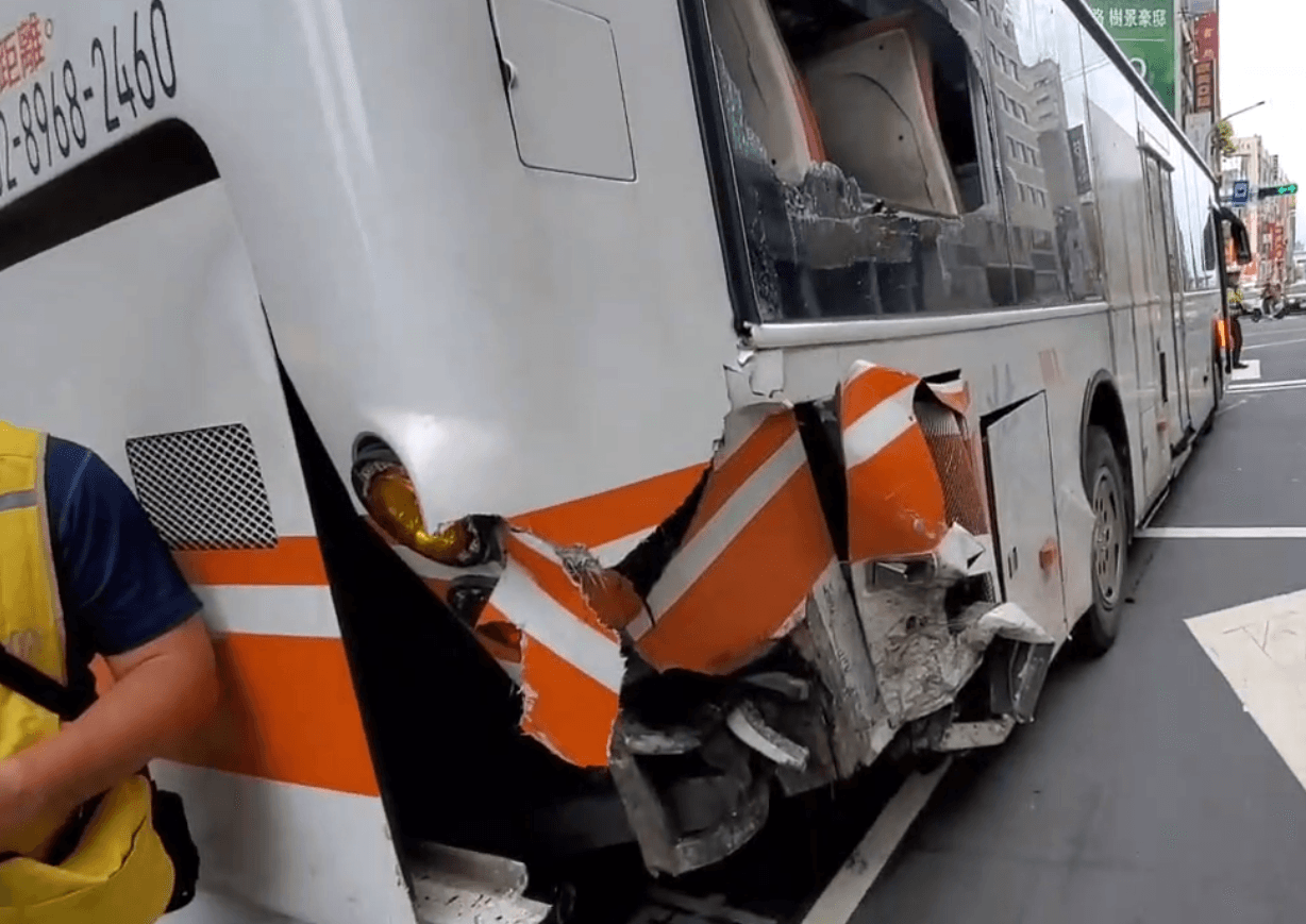 公車右後方車窗玻璃與車尾被撞出大洞。（翻攝畫面）