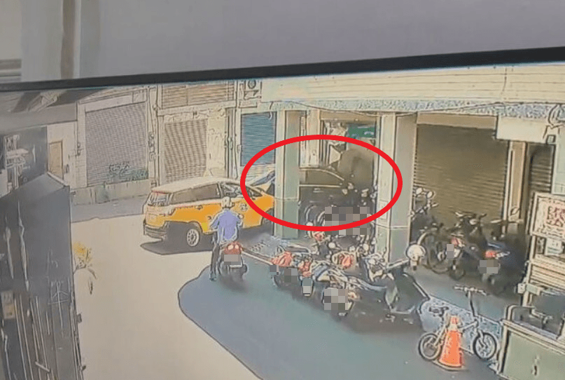 高雄78歲翁逆向行駛「撞小黃再衝進民宅」　釀1婦受傷