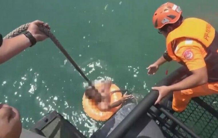 海巡署查獲中國男子套著泳圈於大膽島海域泅泳，立即將他逮捕送辦。（海巡署提供）