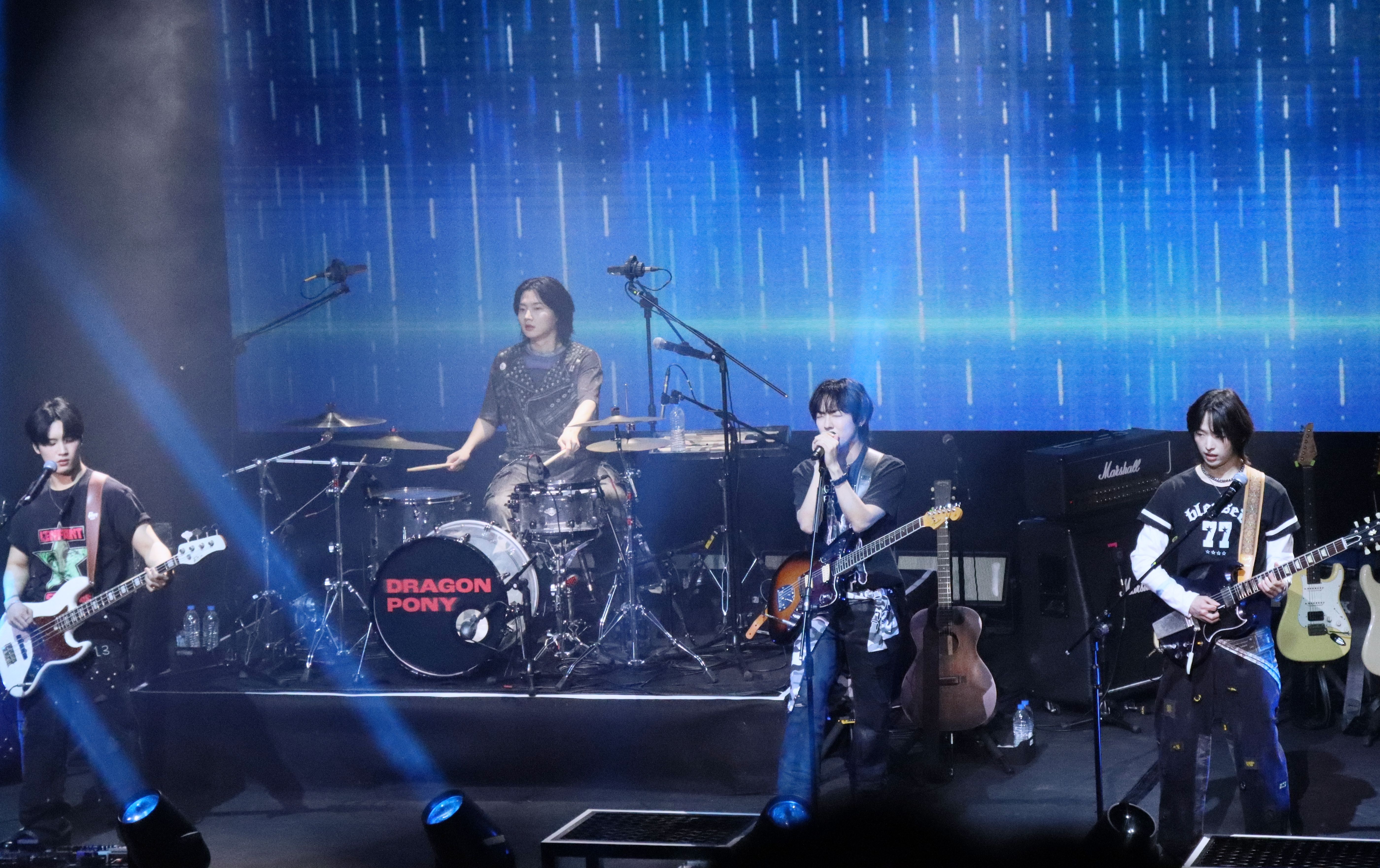 Dragon Pony誠意獻唱中文歌〈但〉　八三夭送花力挺「圭賢師弟」