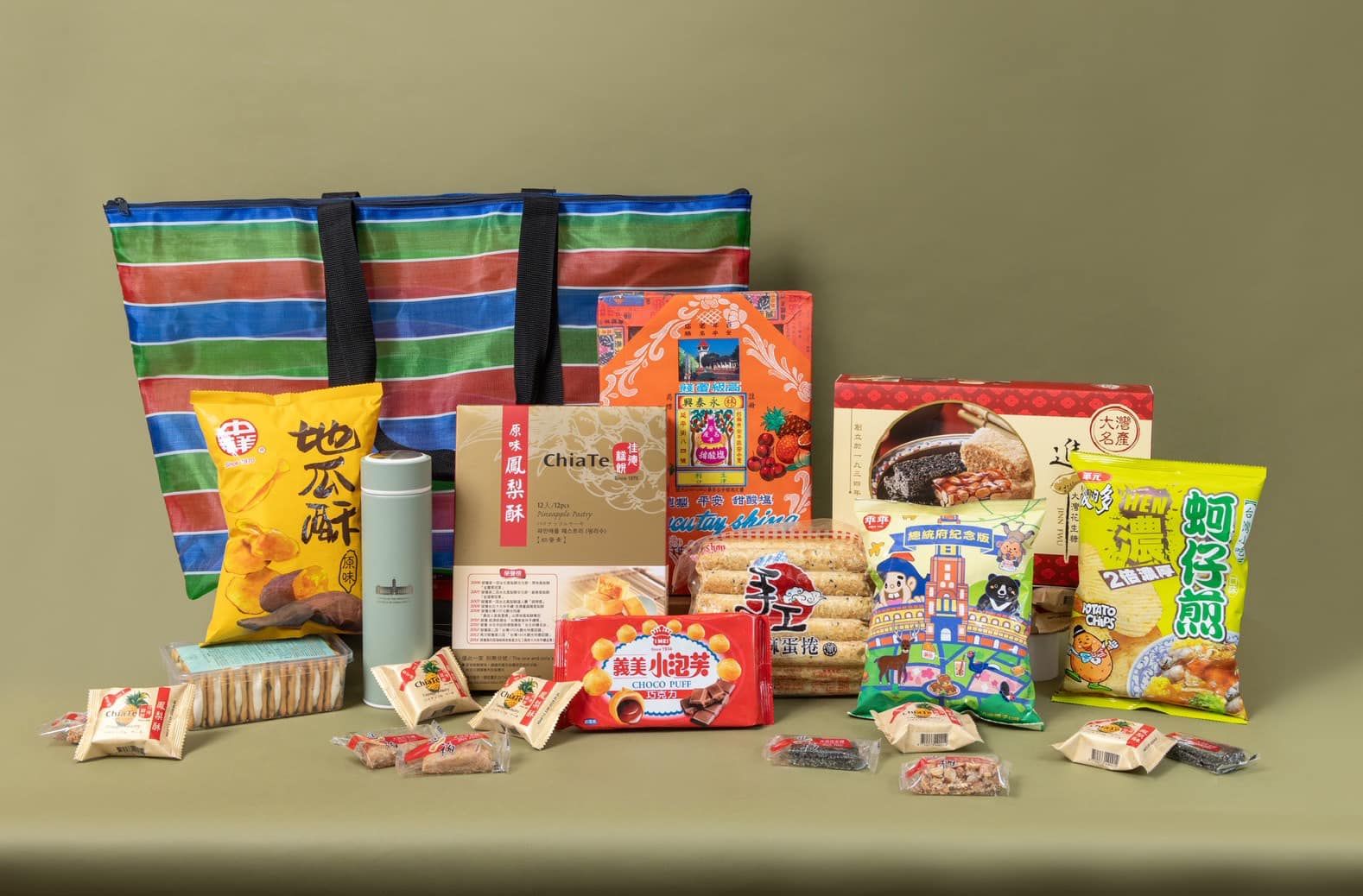 賴清德親自挑選各式台灣零嘴，提供給日本專訪團隊。（總統府提供）
