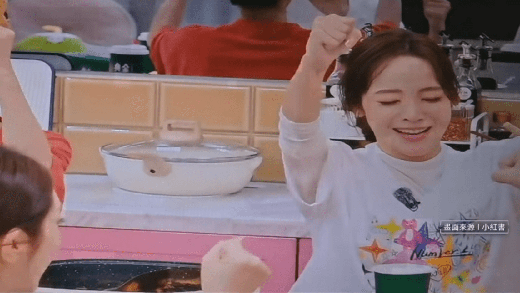 侯佩岑嗨唱解放軍軍歌　中國網友驚呼：根正苗紅