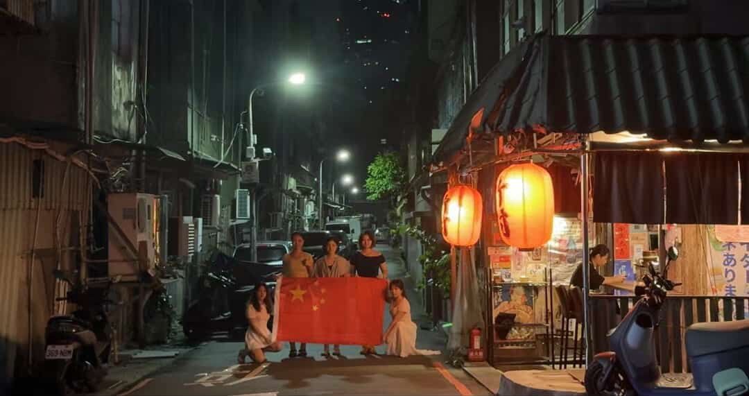 中國學生來台「高舉五星旗合照」　邱垂正：下次申請入境將嚴審