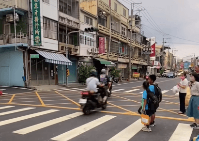 屏東國小生斑馬線枯等10車沒人讓！網嘆：怎平安回家　警要開罰