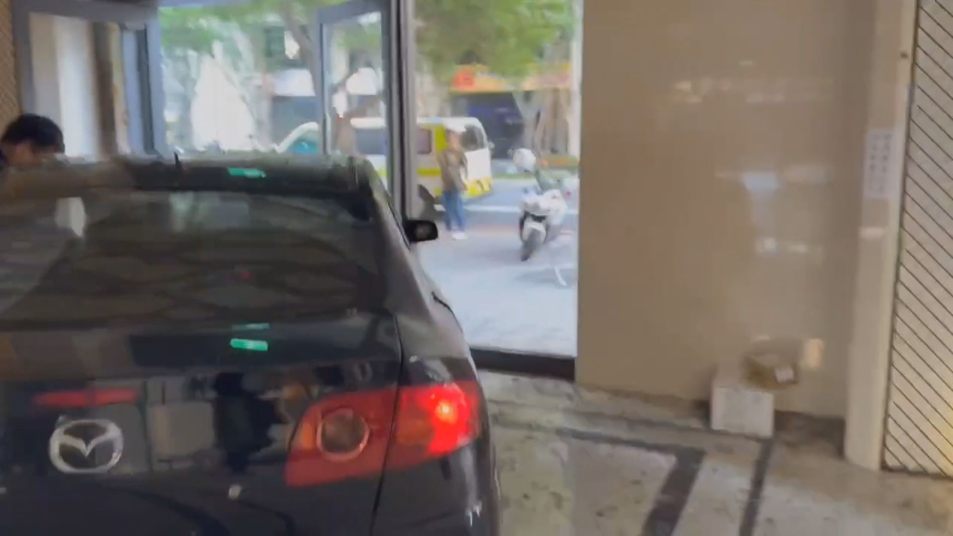 警衛離開值班台　醉漢暴怒攜幼兒開車撞大門