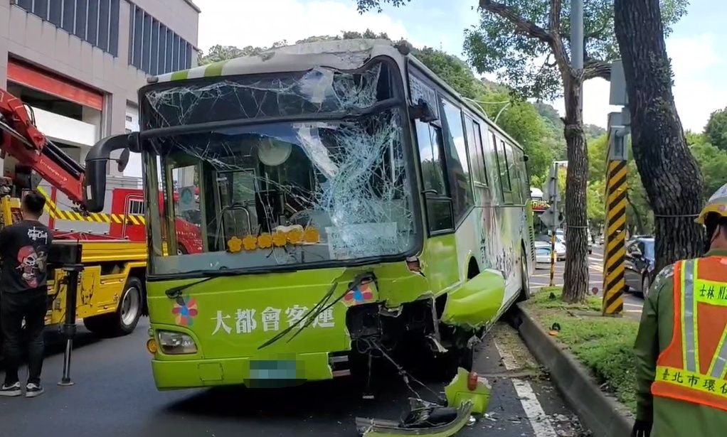 車子左側「騎上」分隔島！銘傳大學附近公車衝撞路樹　6人受傷　