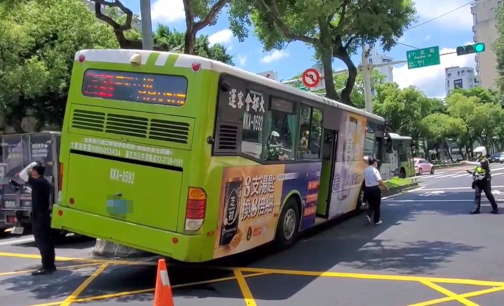 公車左側衝上分隔島。(翻攝畫面)