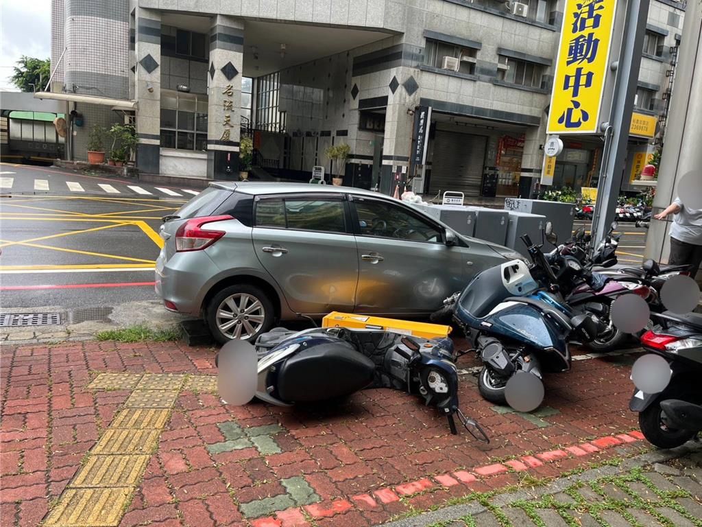 台南69歲婦撞翻停車場柵欄　掃倒8機車驚呼「是暴衝」