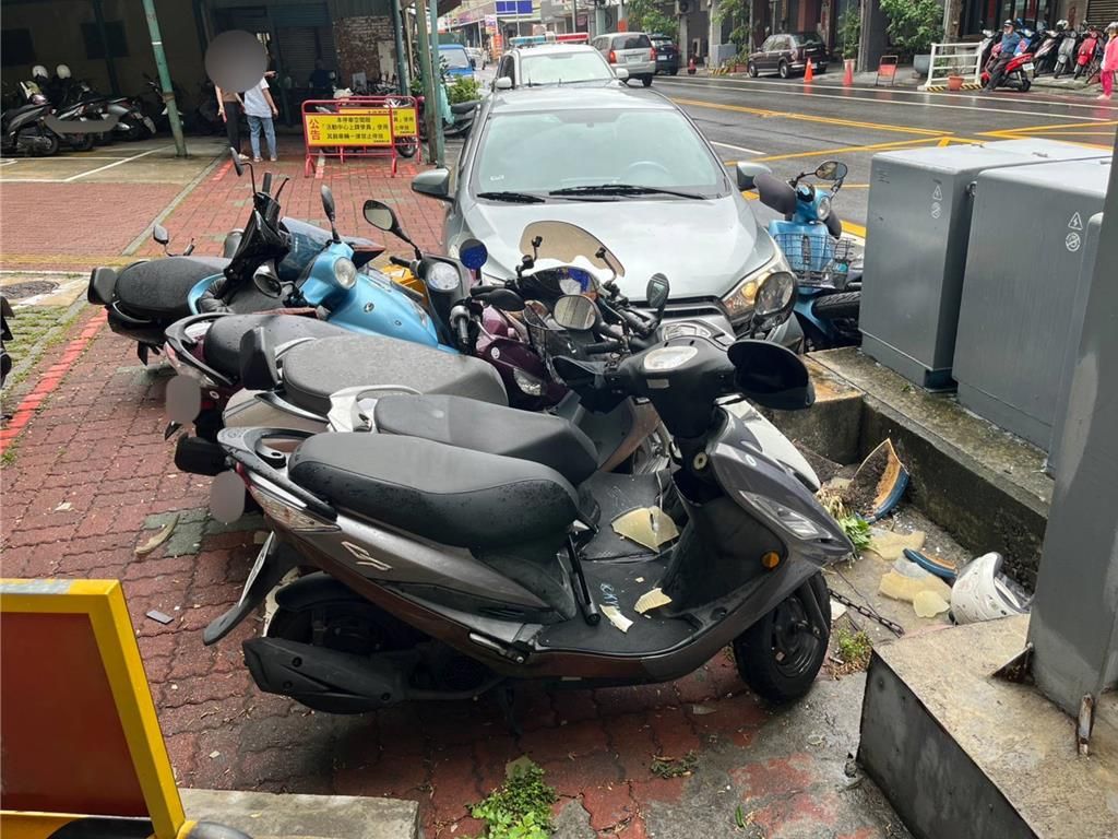 人行道劃有紅線。（翻攝畫面）