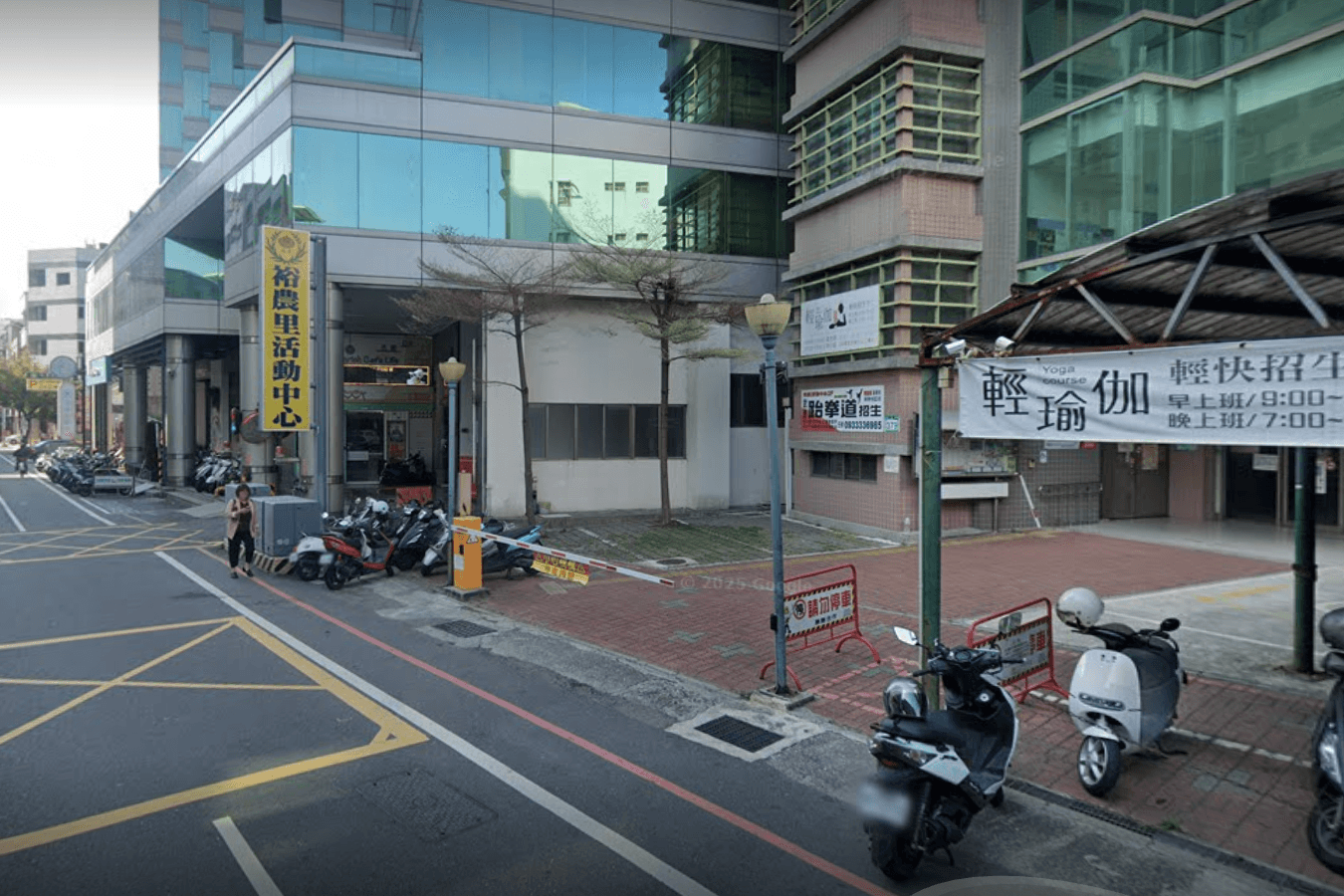 林婦撞倒活動中心停車場的柵欄設備，波及停放機車。（翻攝自Google地圖）