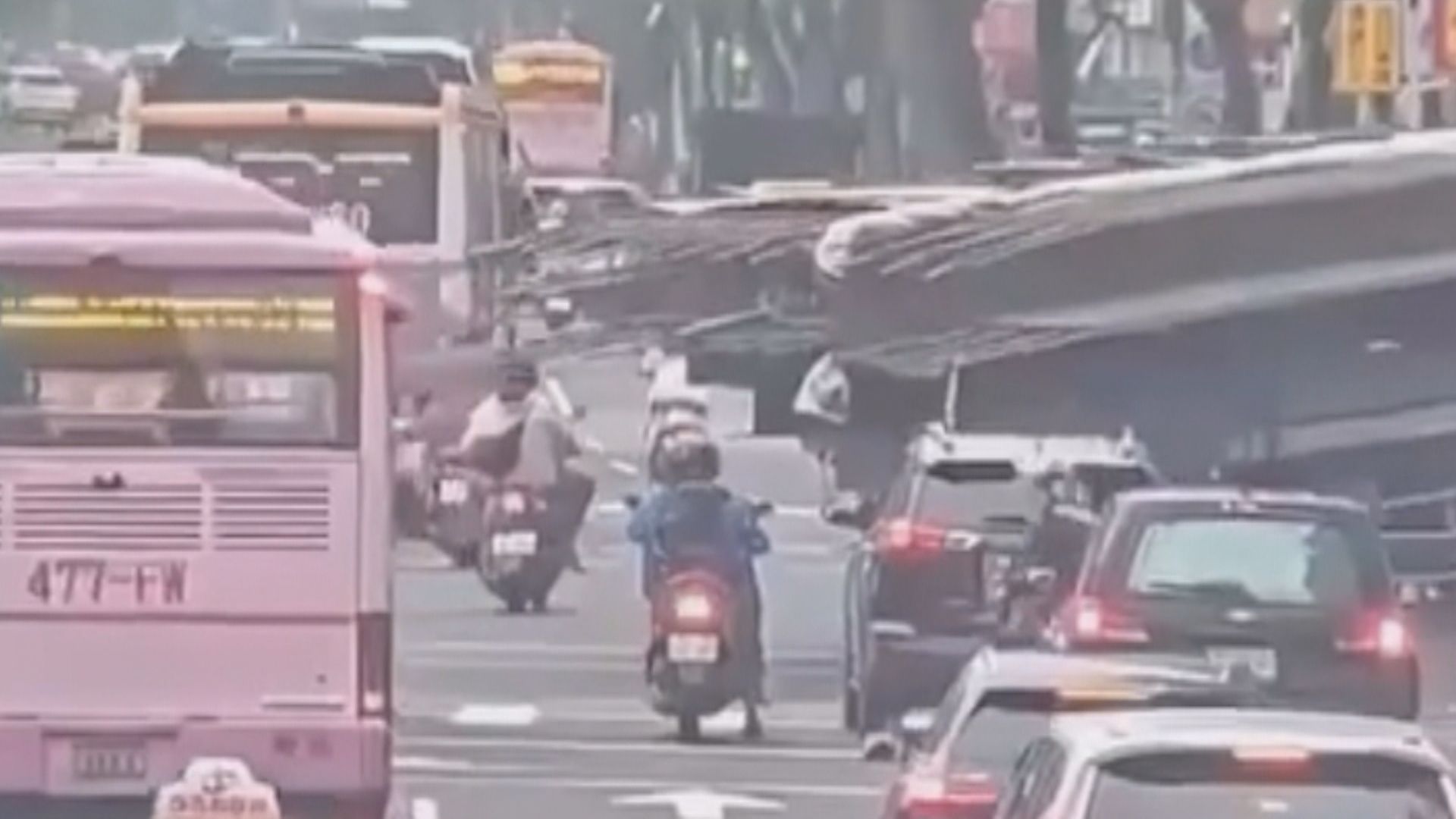 曳引車轉彎「鋼條碰撞公車」　擋風玻璃破裂釀1傷