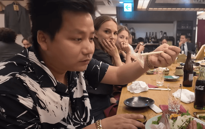 網紅吃播太認真！旁邊坐娜塔莉波曼沒發現　網急：快轉頭