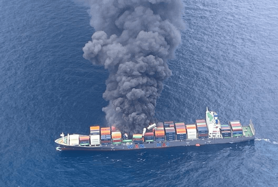 萬海貨輪印度外海起火黑煙狂竄　4船員失蹤、40貨櫃墜海