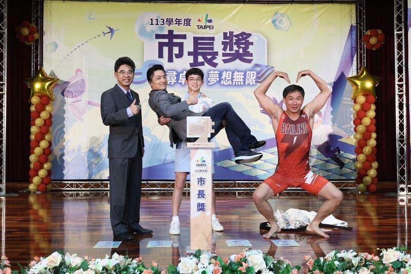 萬安緊抱！蔣萬安頒獎被他「公主抱」　笑喊：人生第一次