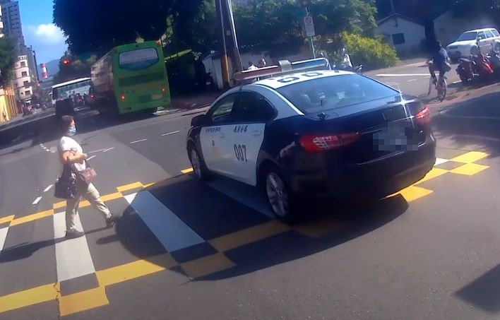 警車未停讓行人!挨酸做賊喊抓賊 南港警收檢舉:明確違規已舉發