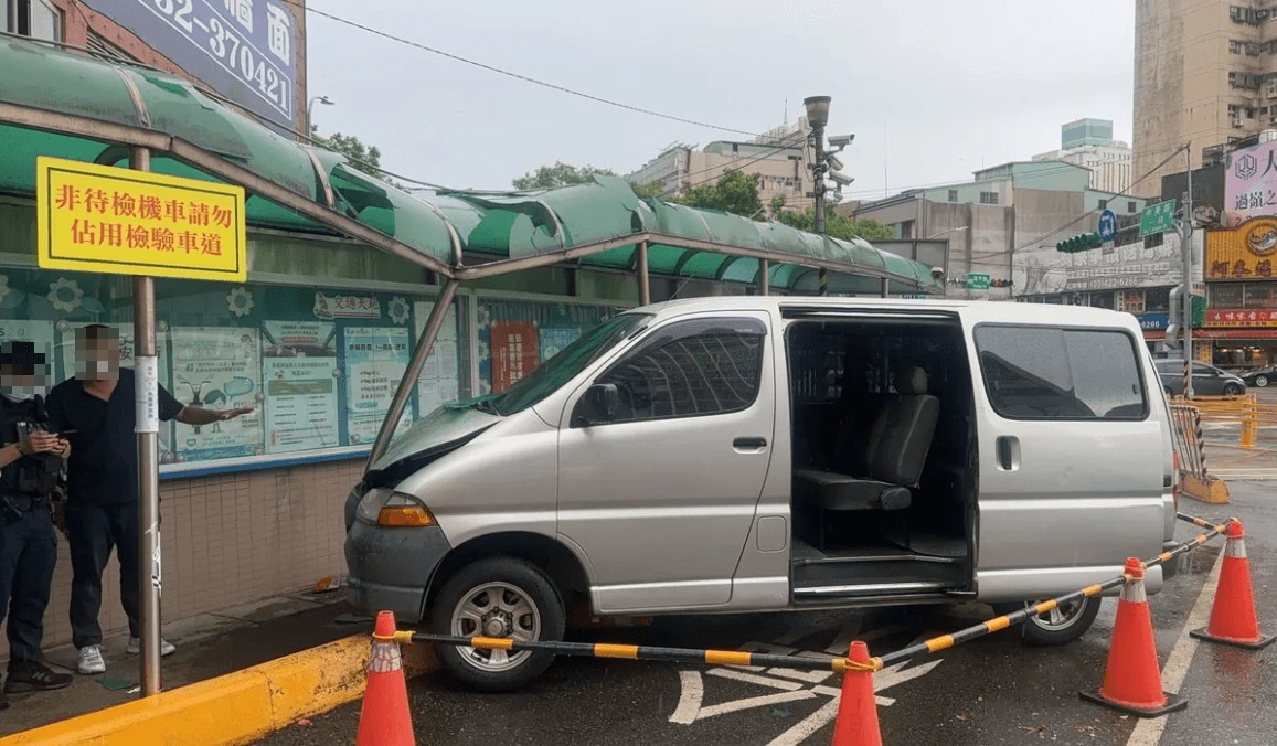 男載駕訓班學員考試卻誤踩油門 撞破監理站遮雨棚!2人輕傷