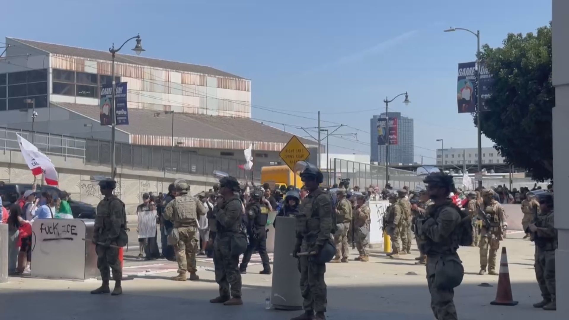 鏡新聞直擊!LA抗議減緩 群眾戴面罩舉牌