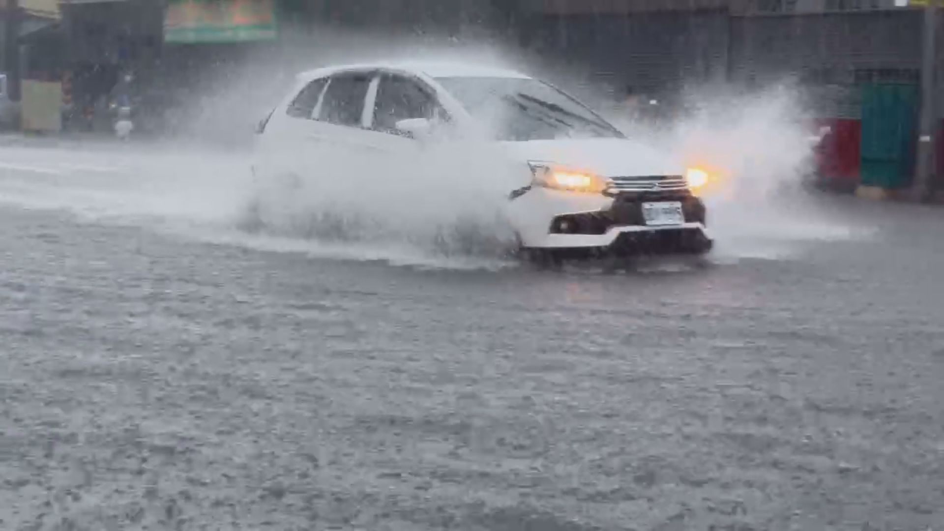 丹娜絲來襲！北市開放部分路段紅黃線臨停　74校供民眾暫放愛車
