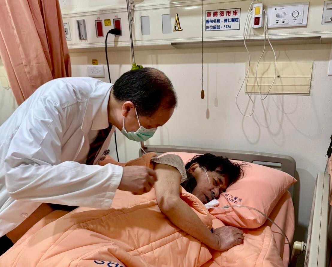 自曝「連續血便」切8顆瘜肉 陳水扁PO病床照:不是裝睡叫不醒