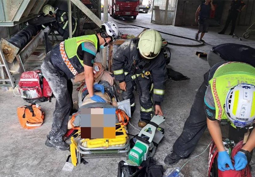 飼料廠員工清潔機具時從樓梯滑落，右腿遭機器絞壓。（民眾提供）